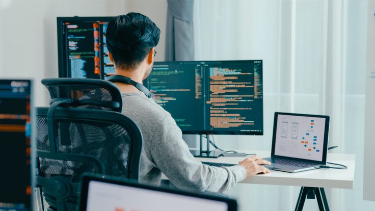 Schreibtisch mit Laptop und Kaffee